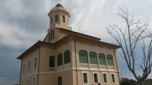 Fachada de casa Lluvia Villa Emília